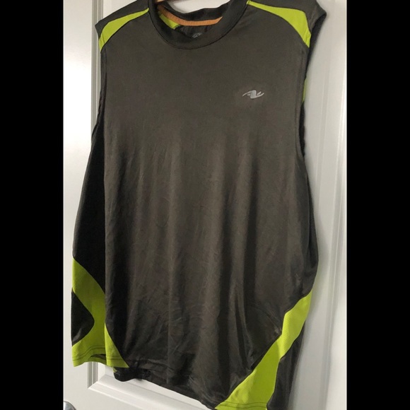 Sleeveless Workout Shirt with media pocket sz L - Picture 1 of 4